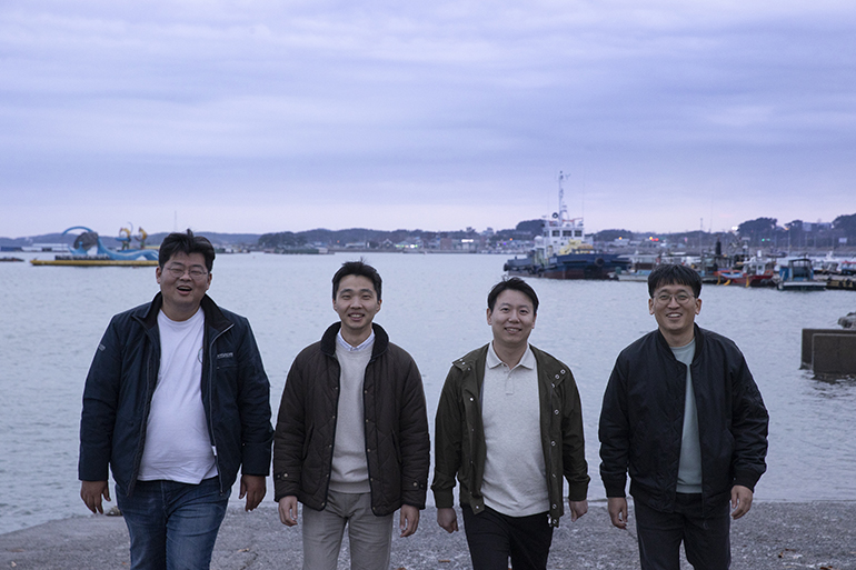 오늘을 오래토록 기억하기 위해 마지막으로 카메라 앞에 선 사우들(진규현 책임, 유승준 매니저, 황준호 매니저, 조현준 책임). 이들은 서산간척지의 소중한 유산을 일구며 내일을 준비하고 있습니다. 오늘을 오래토록 기억하기 위해 마지막으로 카메라 앞에 선 사우들(진규현 책임, 유승준 매니저, 황준호 매니저, 조현준 책임). 이들은 서산간척지의 소중한 유산을 일구며 내일을 준비하고 있습니다.